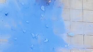 Écraser des choses croustillantes et moelleuses ! Briser des bouteilles en verre