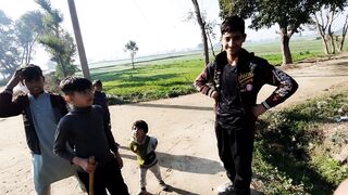 Itni Sardi Mein Bhains Ko Nahla Diya ????| Umer Pendu