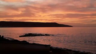 Golden Horizon: Majestic Sunset at the Beach