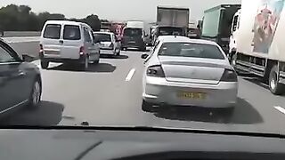 لحضة انفجار شاحنة وقود