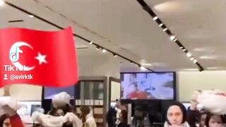ترکی کی عوام کا ایک الگ انداز میں احتجاج حکمرانو ں غرت دلانے کا انوکھا انداز