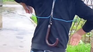 creative way to work without having to worry about holding an umbrella