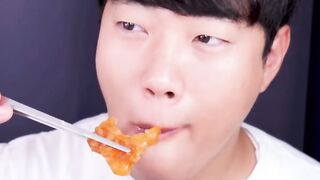 Vietnamese_girl_makes_Korean_Japchae___MyHealthyDish