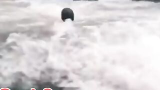 Larki jasy hi pani ma girti ha