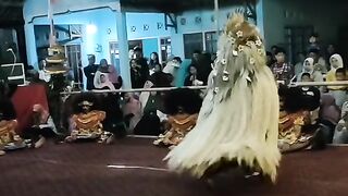 Rangda bahagia perform di panggung bersama para penari kuda lumping