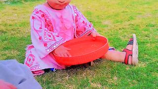 Cute little babay playing????