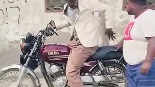 الموتوسيكل والزبون العنيد - مواقف مضحكة جداً -
