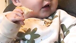 الرضيع وهو نائم ماشاء الله