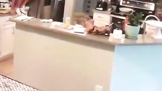 Une fille en perdition dans la cuisine