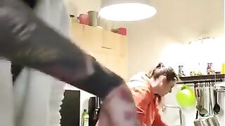 La blague de la main coincée dans le verre