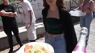 Millonario prueba a mujer de la calle con un plato de comida y se desvanece ????.