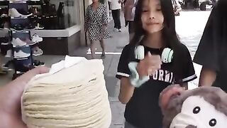 Millonario pone a prueba a niñas de la calle con unas tortillas ???? y les cumple su mayor sueño