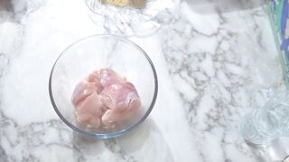 كأس من الأرز وجوانح الدجاج. حضري وجبة روز سريعة في المقلات - وجبة رز - Prepare the rice dish.