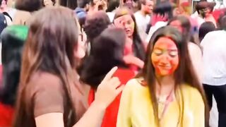 রং উৎসবে ভাইটি আপুদের লাগাচ্ছে ????