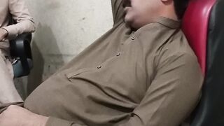 Ya banda so rha hai