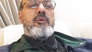 بينما هو جالس في المسجد