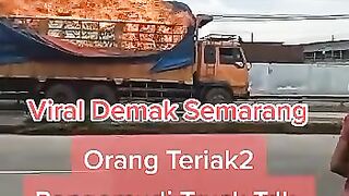 Truck kebakar dengan membawa barang