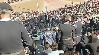 Yahan stadiam m dakho barozgar awamIsalam police dor mukabla