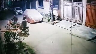 Robber caught by a citizen in Manawan, Lahore | CCTV | Pakistan