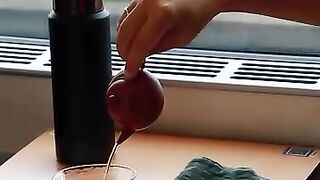 Having a cup of tea during a long journey is an unparalleled pleasure. It not only soothes the fatigue of travel but also brings a sense of contentmen