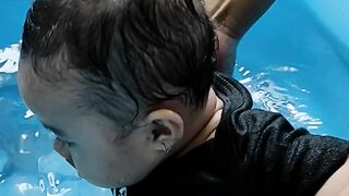 Bayi Kecik Mandi Air Dingin