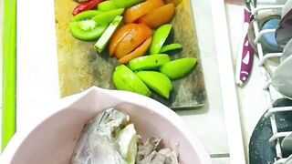 Cook the fish head in yellow spices
