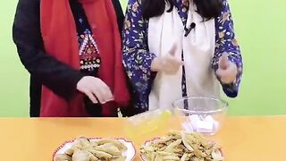 Flip the bottle and eat food