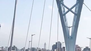 台湾发生地震，天桥和路灯都在晃动，愿平安