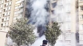 三门峡市上村佳苑着火了，据说是电动车起火