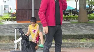 Niño pobre se esconde en una maleta para encontrar a un papá que lo quiera.