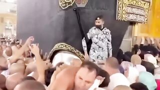 حاولوا سرقة الحجر الاسود