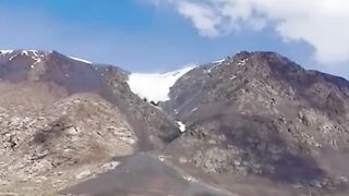 Crazy_Video__Massive_Avalanche_Strikes_Photographer_While_Camera_Roll