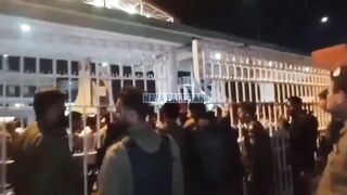 Rawalpindi people and police face to face. Suddenly people came out. People climbed the walls. History was made.