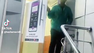 Sallu star coming from bank audience make noise greatly