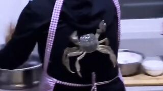 a cursing crab refuses to be cooked