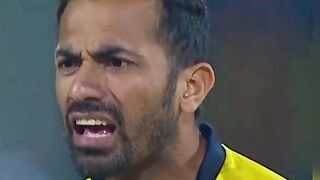 Big fight in psl wahab riaz vs ahmad shshzad