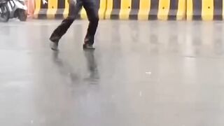 ভারতের সেই ভাইরাল পুলিশ অফিসার। _viral