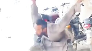 طیارہ کرتب کرتے ہوئے ایف 16 تھنڈر