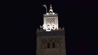 Tourists observing people praying in Ramadan ( Marakkech)