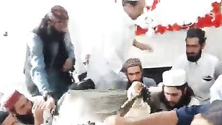 Peer_Noor_Zaman_Shazli_Sahib_Bait_Karty_Hoye__حضرت_علامہ_پیر_نورزمان_شاذلی_صاحب