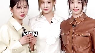 케플러가 맨 노블레스 구독자 여러분에게 인사를 전했습니다