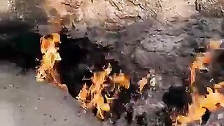 4000_Sal_se_is_Pahad_ko_aag_lagi_Hui_Hai_Baku_mein