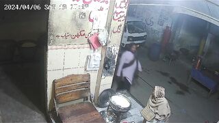 Firing by robbers during resistance in Shahdara Town, Lahore | CCTV | Pakistan