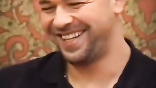ملحد (يسخر) (من) (القرآن) (حتى) (سمع) (آية) (وكنتم) (منهم) (تضحكون)