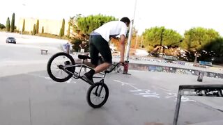 10:56 EN COURS DE LECTURE Idiots On Bikes | Hilarious Cyclist Fails Compilation