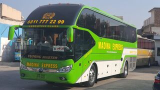 Madina express Peshawar to Karachi | Motorway pa aaty hi race lag Gai