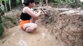 Wow_the_smart_girl_caught_a_school_of_big_fish_stranded_in_a_ravine___Village_Fishing_TV(360p).