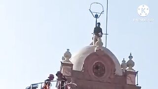فیصل آباد ایک بندہ گھنٹہ گھر پر چڑ گیا کے میری شادی کرواو