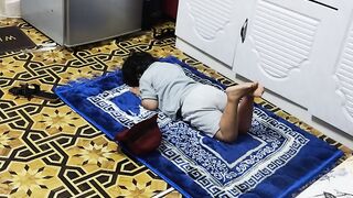 arsham namaz pr rha ha