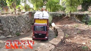 KIRIM PUPUK BERSUBSIDI II RC DAM TRUK BERMUATAN PUPUK KEDESA TERPENCIL JALANNYA OFROD DAN BERLUMPUR